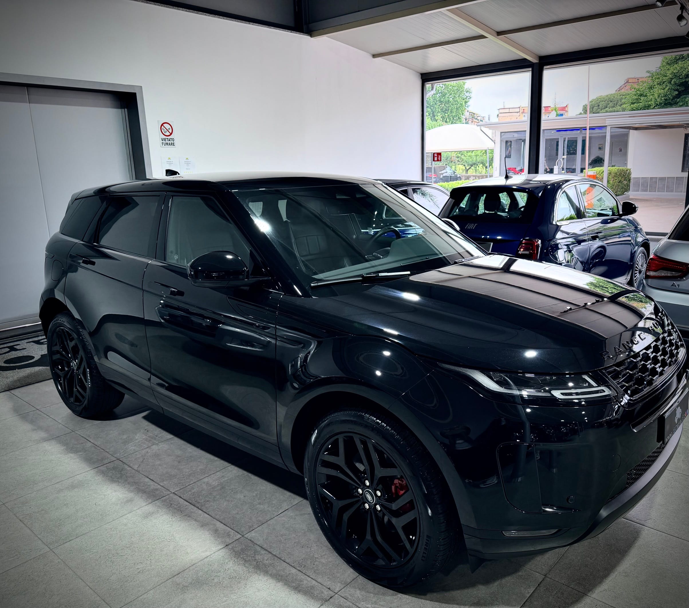 Land Rover Range Rover Evoque 2.0d i4 163CV Mhev SE Total Black N1 - immagine 10