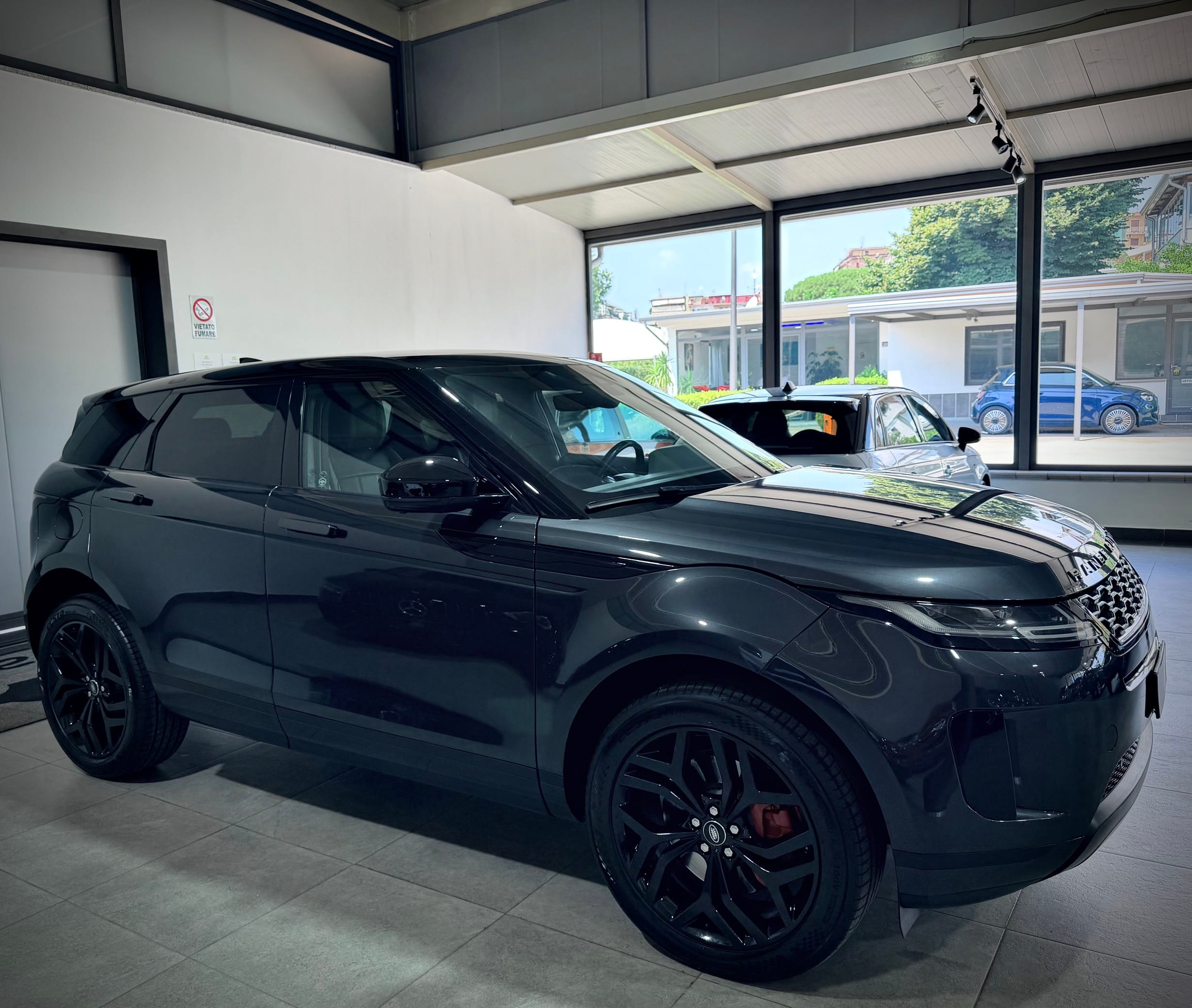 Land Rover Range Rover Evoque 2.0d 150CV i4 Mhev R-Dynamic S - immagine 11